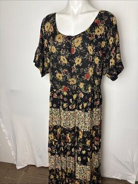 Black Floral Scoop-Neck Maxi Dress with Short Sleeves